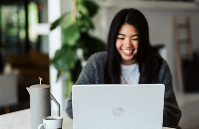 Online Vorbereitung MPU Frau bei der Online Vorbereitung mit Laptop