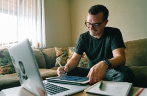 Mann bei der Online MPU Vorbereitung im Lockdown